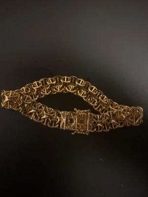 18k doppad X-länk  - armbandet är handgjorda X-länk armband 9mm brett. Tillverkat i slitstark mässing och försett med en 18K plätering