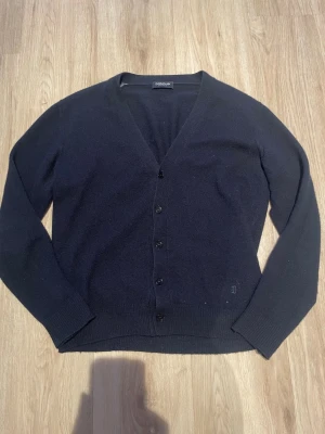 Mörkblå cardigan från Dondup - Säljer denna Sjukt feta dondup kofta. Använd max 3gånger. Storlek 46/Small. 45% kashmir och 55% merinoull. Hör av er vid funderingar!🙌😁