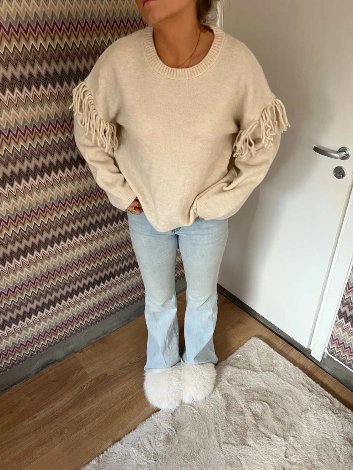 Beige stickad tröja med fransdetaljer - 2