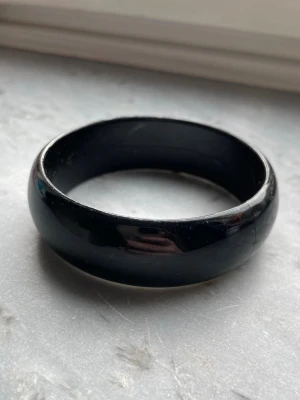 Svart bangle armband  - Svart bangle armband i plast. Slitet skick därav priset💕