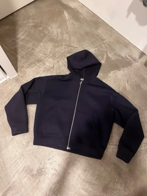 Weekday Scuba Hoodie - Säljer en weekday Scuba hoodie som är i jättebra skick. Storlek M