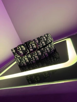 Svart och vit Bälte - Säljer ett svart och vitt bälte.