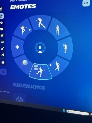 Fortnite-konto med skins och emotes - Säljer ett Fortnite-konto med flera unika skins, pickaxes och emotes. Perfekt för dig som vill ha en personlig locker med olika karaktärer och coola dansrörelser. Allt är digitalt och spelet har en blå bakgrund med tydliga menyer.