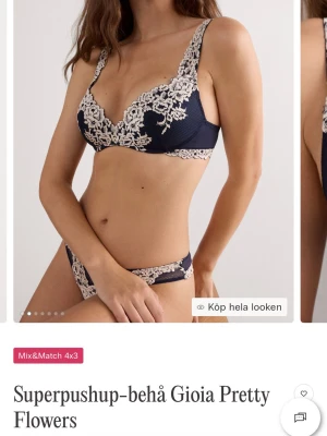 Marinblå superpushup-bh med spets - Intimissimis Superpushup-bh Gioia Pretty Flowers i marinblått. Använd fåtal gånger. I storlek 75B.