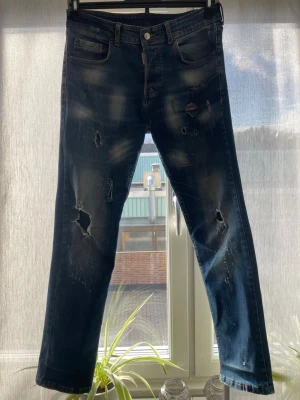 Dsquared2 ripped straight leg jeans - Asfeta dsquared2 jeans med cool design. Hör av dig om du undrar något. Ny pris ligger på ca 5700kr