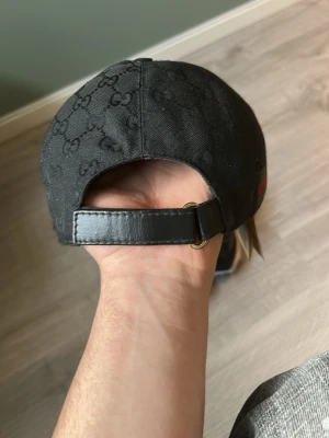 Svart keps från Gucci med GG-mönster - köpebevis finns ej❌