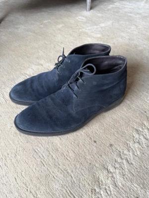 Fratelli Rossetti mocka skor - Snygga mörkblå Fratelli Rossetti skor i mocka med klassisk snörning framtill och låg sula. Skorna har en stilren och enkel design som passar till många olika outfits. Perfekta för dig som gillar en clean look och vill ha något bekvämt men ändå trendigt. Liknar Loro Piana Open Walks i stilen!