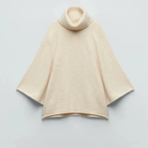 Beige polotröja Zara - Säljer en stilren beige polotröja med en lös passform. Tröjan har en hög krage och vida ärmar, perfekt för en avslappnad look. Passar bra till både jeans och kjol.