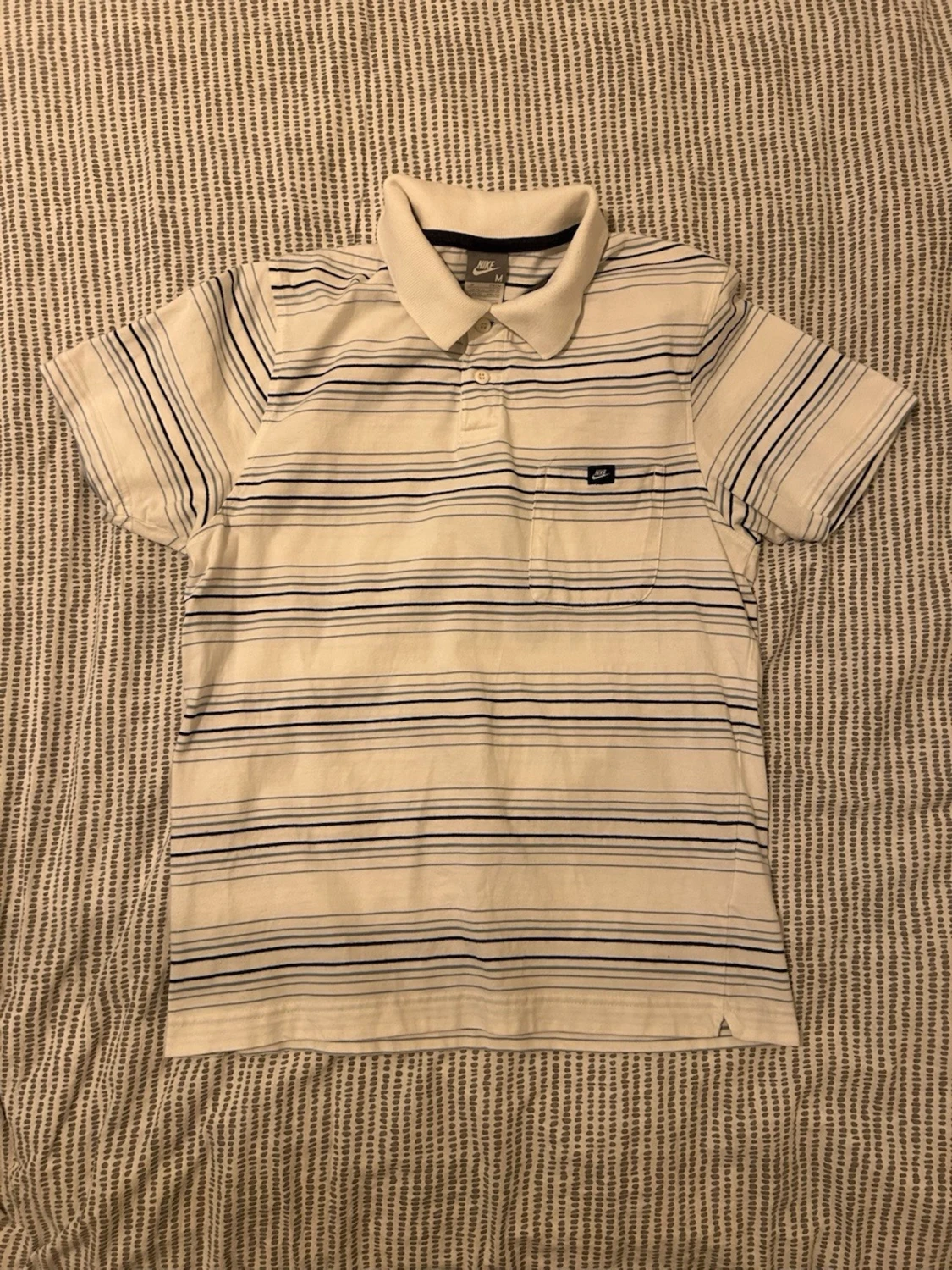 Randig vit piké från Nike