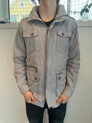 Peak performance field jacka - Peak performance field jacka herr| pris:1099kr| storlek:L| skick:9,8/10| hör av dig vid minsta lilla fundering eller fråga|