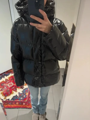 8848 skid jacka - Jätte fin jacka från 8848 passar mig jättebra som är 165 cm och brukar ha xs i allt🩷