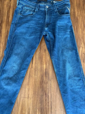 Mörkblå replay anbass - Säljer ett par mörkblå replay anbass jeans använda några gånger lite fades finns som är tecken på användning, pris kan vi diskutera vid en snabb affär 