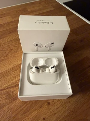 Apple AirPods Pro - Apple AirPods Pro, första generationen. Fungerar felfritt, originalbox & laddsladd medföljer.