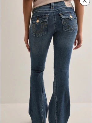 true religion jeans low rise flare ”joey” - pris kan självklart diskuteras 😇  säljer mina true religion jeans som förtjänar ett bättre liv än att bara hänga i garderoben !! perfekta vardagsjeans som ändå känns speciella 🫶🏼 i jättebra skick utan fläckar eller hål. skriv om du vill ha fler bilder eller mått <3