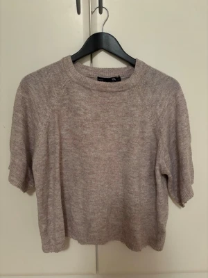 Beige stickad tröja - En fin beige stickad tröja med vida halvlånga ärmar. Tröjan är från lager 157💕