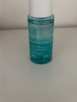 Sminkbortagning ifrån clarins - 30 ml endast provad perfekt för att ta bort vattenfast mascara tex