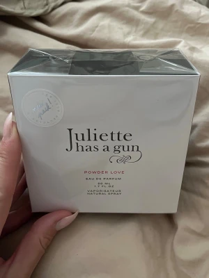 Juliette Has a Gun Powder Love EdP - Parfymen Powder Love från Juliette Has a Gun kommer i en stilren, fyrkantig vit och svart kartong med minimalistisk design. En nostalgisk doft med inslag av marshmallow, sockrad mandel och pudrig mysk. Flaskan innehåller 50 ml Eau de Parfum.
