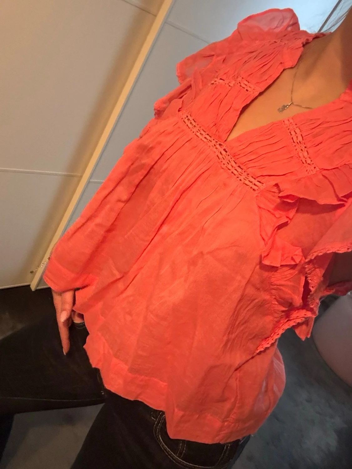Korallrosa blus med volanger - 1