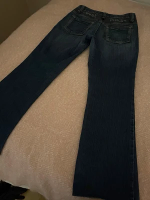 Lågmidjade bootcut jeans  - Jättesnygga lågmidjade bootcut jeans!! 🤍