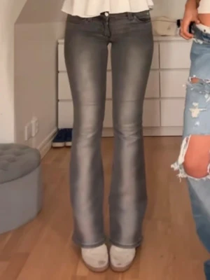 Lågmidjad Cheap Monday bootcut jeans  - Lågmidjad bootcut jeans från Cheap Monday 🤍