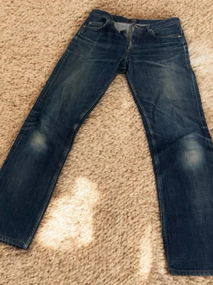 Apc Selvedge jeans  - Säljer ett par riktigt fräscha Selvedge Apc jeans i passform new standard Jean classique i storlek 30. Riktigt snygga jeans med inget tecken på användning. Midja måttet är 40-41 och cirka 97 cm långa. Skriv gärna vid frågor och priset är ej hugget i sten.