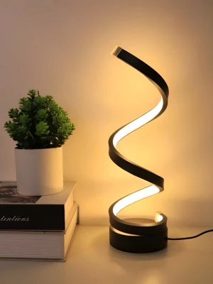 Spiralformad LED-bordslampa svart - Modern spiralformad LED-bordslampa i svart metall med vit inre belysning. Lampan har en unik, vriden design som ger ett coolt och futuristiskt intryck. Perfekt som dekorativ belysning till skrivbord eller nattduksbord. Strömkabel medföljer. Helt ny!!