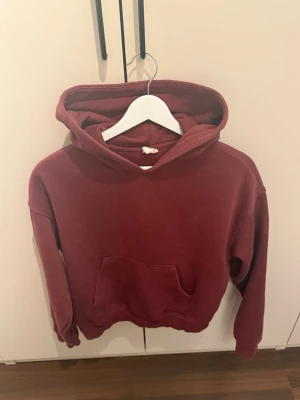 vinröd hoodie - inga defekter och nypris 359kr