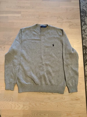 Polo Ralph lauren stickad  - Tja! Säljer denna extremt snygga stickade Ralph lauren tröjan i storlek large då den ej kommer till användning! Bara att skriva vid frågor:)