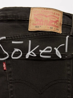 Svarta Levi's 511 jeans - Söker Levis svarta 511, storlek W29 vilken längd som helst, men med gula lappen där bak och inte svart. D.v.s den lite äldre modellen. Skriv ifall ni har!