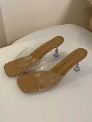 Genomskinliga klackar - Genomskinliga klackskor. Använda 1 gång. Passar 40/41.