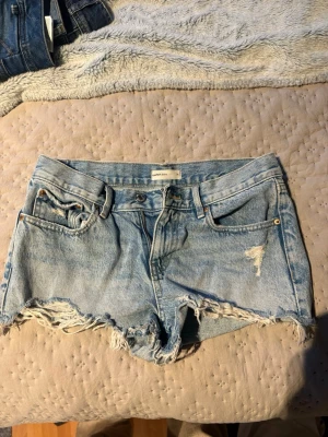 Ljusblå slitna jeansshorts - Jeansshorts från Gina!!