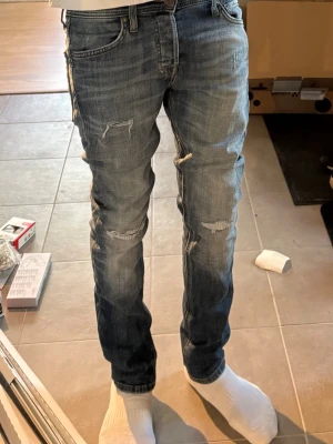 Jack and Jones Glenn - Säljer dess snygga Jack and Jones jeans. Jag säljer de för att de tyvärr blivit små. De är i storlek W28 L30. Ganska bra skick eftersom jag bara hann använda de i två månader. Kontakta vid frågor, priset kan förhandlas lite vid snabbt köp.