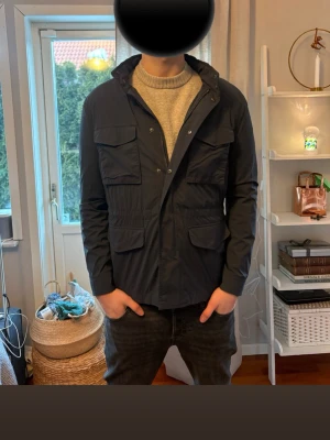 Mörkblå vindjacka från East West - Riktigt schysst jacka. Inga skador eller skavanker. 