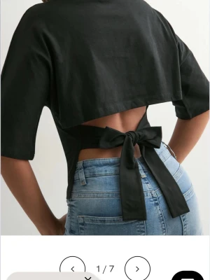 Svart topp, knytband i ryggen Nelly - Svart topp som man knyter åt i ryggen💕