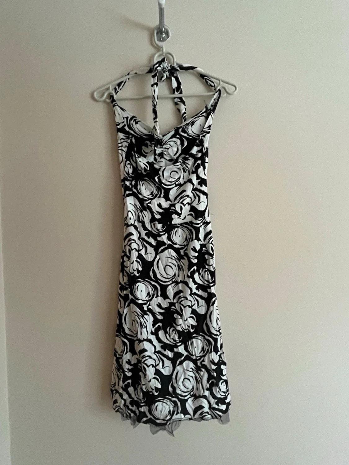 Svartvit blommig halterneckklänning