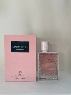 Optimystic Paradox fragrance world - Optimystic Paradox fragrance world  är en Eau de Parfum på 100 ml, Toppnoter: mandarin, bergamott, päron. Mellannoter: apelsinblom, neroli, jasmin sambac. Basnoter: bourbonvanilj, vit musk, bensoin. Påminner om Prada paradoxe.  Bara Testad några milliter se bilder 