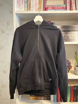 Zip-up tröja - Snygg tröja med dragkedja och logga på luvan som är perfekt till både träning och vardag. Tröjan är endast testad av mig, men har aldrig använts🤍