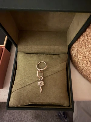 Maria Nilsdotter örhänge  - Superfint Maria Nilsdotter örhänge som inte går att köpa längre. Sparsamt använt så i toppenskick!!!❤️❤️❤️