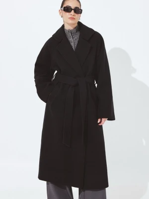 Lång kappa - Lång kappa i ullblandning med bälte. Den är oversize. Storlek 32 men passar Xs-M. Använd fåtal gånger. Köpt för 1399kr och säljs för 499kr. 