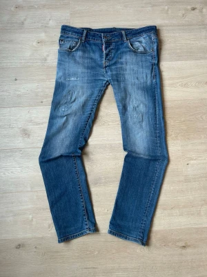 Blåa Dsquared2 Jeans W36 - Fina Blåa DSQUARED2 i blå färg. Jeansen är i mycket bra skick och sparsamt använda. |  Äkta som allt annat jag säljer! ✅|  Storlek: W36| Skick: Mycket Bra Skick | Färg: Blå| Märke: DSQUARED2| Modell: Jeans |  Hör gärna av dig vid frågor så svarar jag så fort jag kan! 😁|  