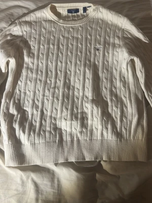 Vit gant tröja stickad passar för 160-165 ungefär - Säljer en gant tröja stickad, köpte den för liten så säljer den nu. Perfekt för dig som vill ha bra stil och fräscha kläder på sig😎