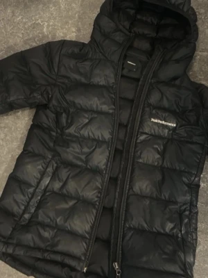 Peak performance  - Svart Peak performance jacka. Storlek xs. Bra skicka.