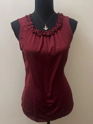 Vinröd festtopp - Jättefin vinröd festtopp med design vid halsen och mjukt material, storlek S