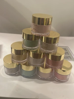  akryl färg i olika färger med guldfärgade lock - Säljer flera oanvända akryl pulver i olika färger som rosa, grön, blå, beige och röd i massa olika nyanser. Burkarna har lyxiga guldfärgade lock och transparenta sidor så du ser färgen. Perfekt för dig som vill skapa kreativa nageldesigner hemma. Finns även över 80 olika gellack i olika fina färger, och övriga tillbehör som t.ex tippar, mallar, dekoration, crome osv. Allt för att kunna göra perfekta naglar, allt är i nyskick, säljs billigt då jag vill bli av me de, 20kr styck eller paketpris