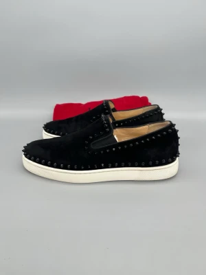 Christian Louboutin Pik Boat Spikes Skor Svart - • The shoes have been gently used and are in very good condition  • Size: 42 (fits true to size)  • Color: Black  • Retail price: 9500 SEK / 795€  • Dustbag included