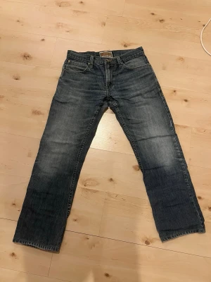 Vintage Levi Jeans - Vintage Levi’s jeans.  Kan inte säga storleken som visas på byxorna då det blir vilseledande (pga vintage).  Utgå från denna information:  längd: 182,5  vikt: 77kg  Jag brukar använda levi 32/32. Det står att de är slim/straight, men sitter som straight 501or.
