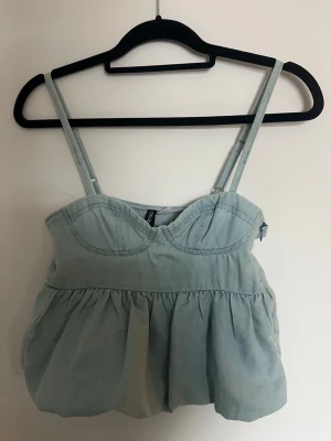 Söt fest topp🩵 - Gullig fest topp/sommar topp🥰 Säljer då den är för liten, lite seg dragkedja (se bild). Skriv om ni har frågor🤗