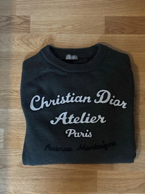 Grön stickad tröja Drogba - Ursnygg stickad tröja i ull från Kristian Drogba med broderad text. Väldigt behaglig att ha på sig och upplevs inte alls stickas mot huden som ull kan göra. Storleksenlig L, passar även M som oversize.