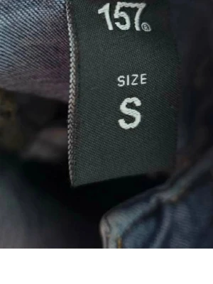 Blå skinny jeans från 157, S - Snygga blå skinny jeans från 157 i storlek S. Jeansen har klassisk femficksdesign, smal passform och är tillverkade i stretchigt denimtyg för extra komfort. Perfekta för dig som gillar en slimmad look och vill ha ett par stilrena basjeans i garderoben.
