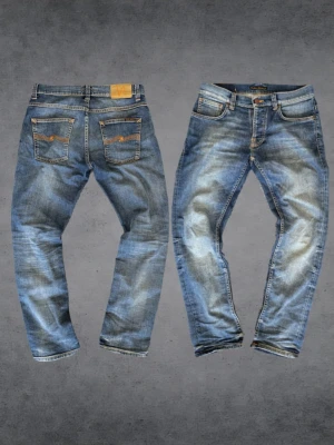 Nudie jeans - Snygga blå Nudie jeans i storlek. Står att det är storlek 30/30, men känns mer som W30/L31. Skriv om du undrar något! Observera att de är lite slitna vid nederkanten. 97.5 cm långa och 39.5 cm i midjan.